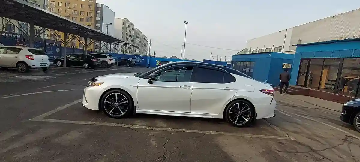 Toyota Camry 2020 года за 13 500 000 тг. в Алматы