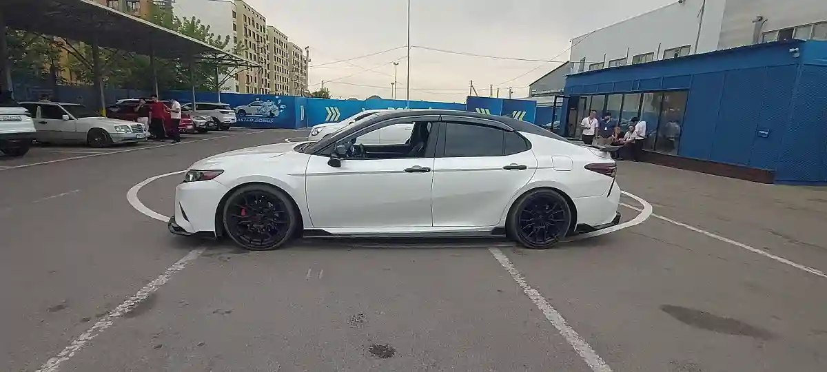 Toyota Camry 2022 года за 18 750 000 тг. в Алматы