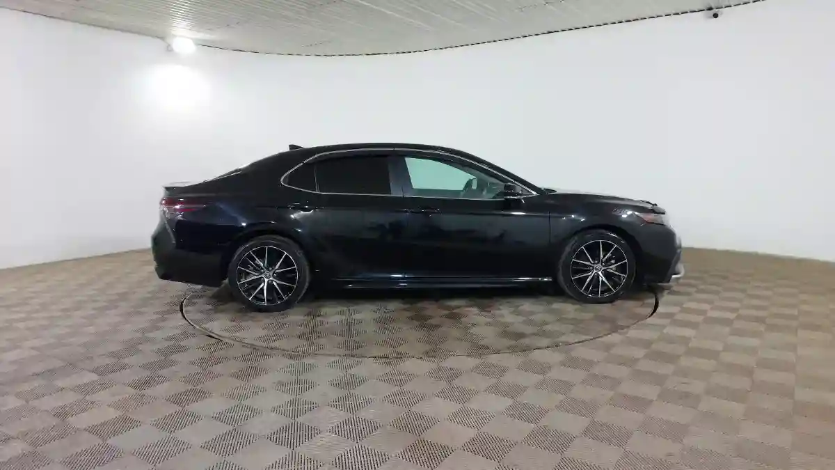 Toyota Camry 2022 года за 10 990 000 тг. в Шымкент