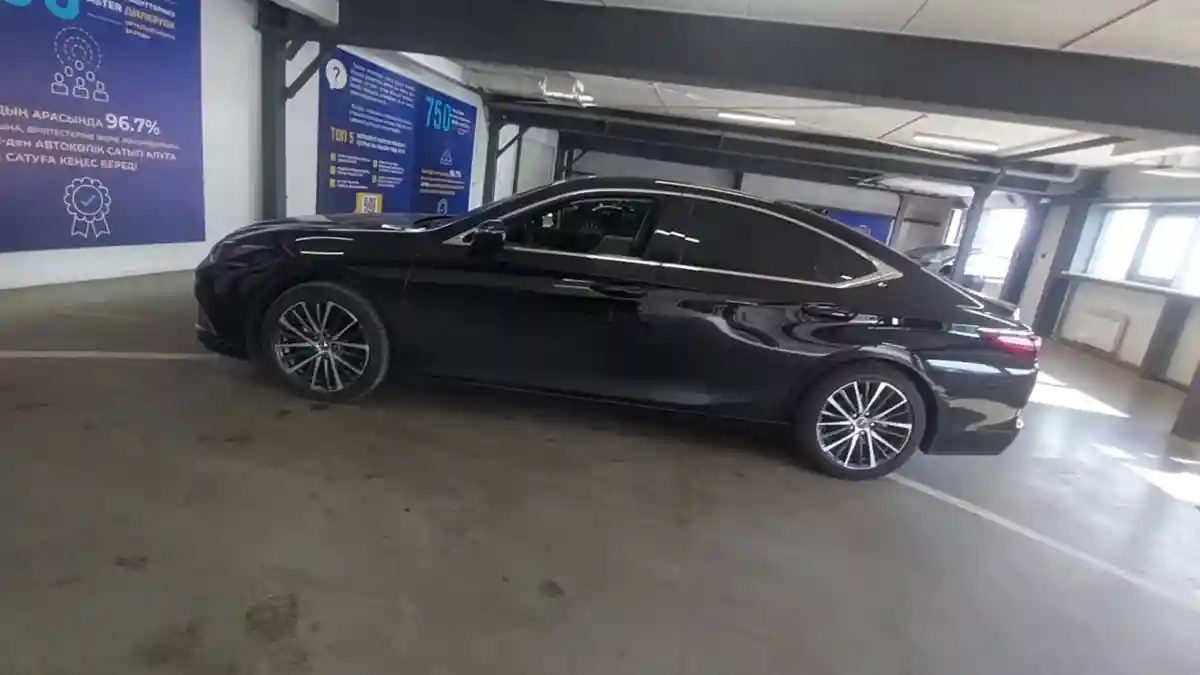 Lexus ES 2023 года за 25 000 000 тг. в Астана