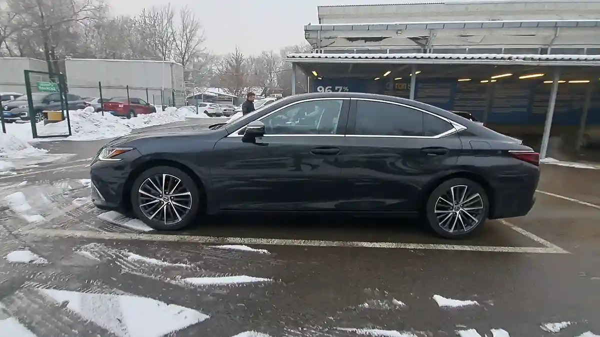 Lexus ES 2022 года за 33 000 000 тг. в Алматы