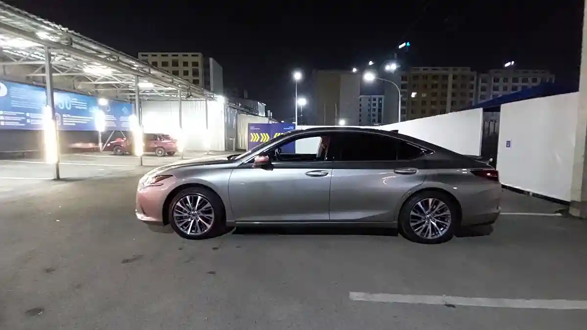 Lexus ES 2021 года за 28 000 000 тг. в Алматы