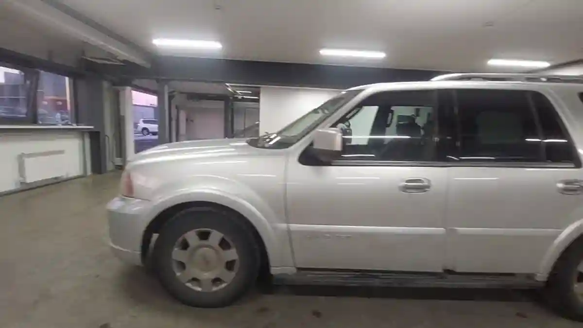Lincoln Navigator 2005 года за 6 000 000 тг. в Астана