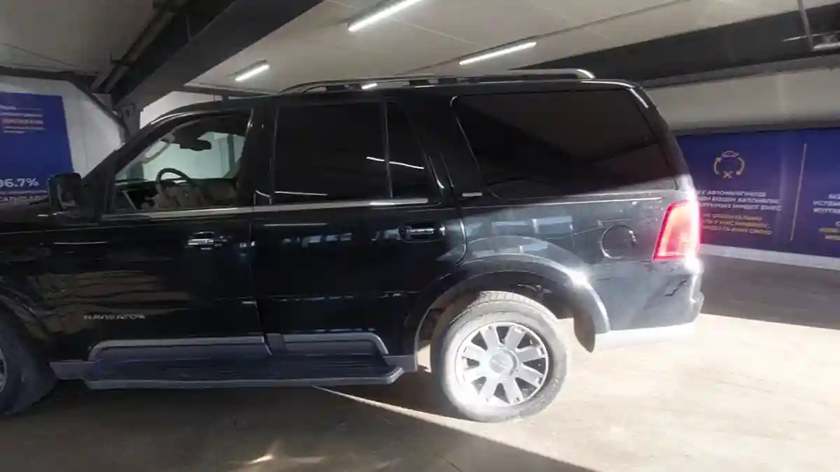 Lincoln Navigator 2004 года за 6 000 000 тг. в Астана