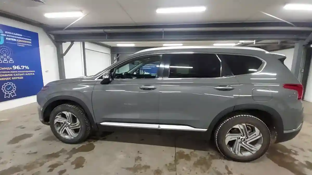 Hyundai Santa Fe 2021 года за 17 500 000 тг. в Астана