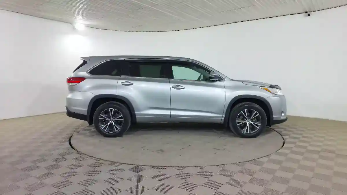Toyota Highlander 2017 года за 16 990 000 тг. в Шымкент
