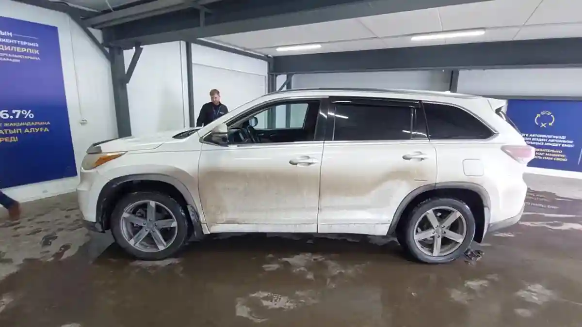Toyota Highlander 2014 года за 14 000 000 тг. в Астана