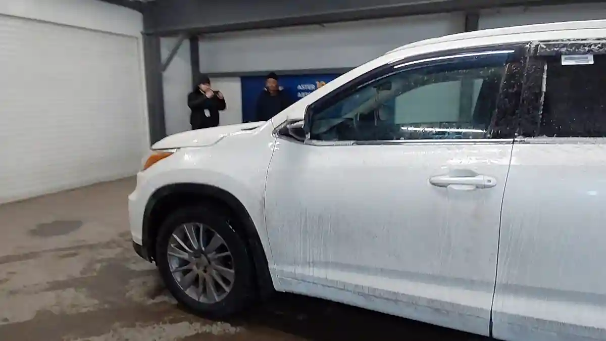 Toyota Highlander 2014 года за 16 000 000 тг. в Астана