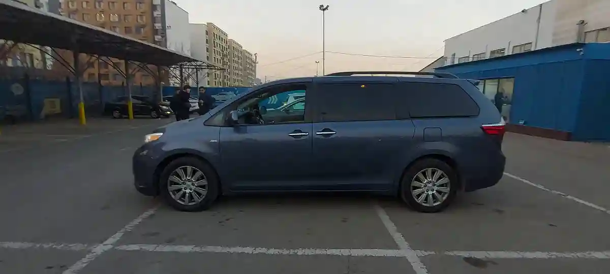 Toyota Sienna 2017 года за 17 000 000 тг. в Алматы