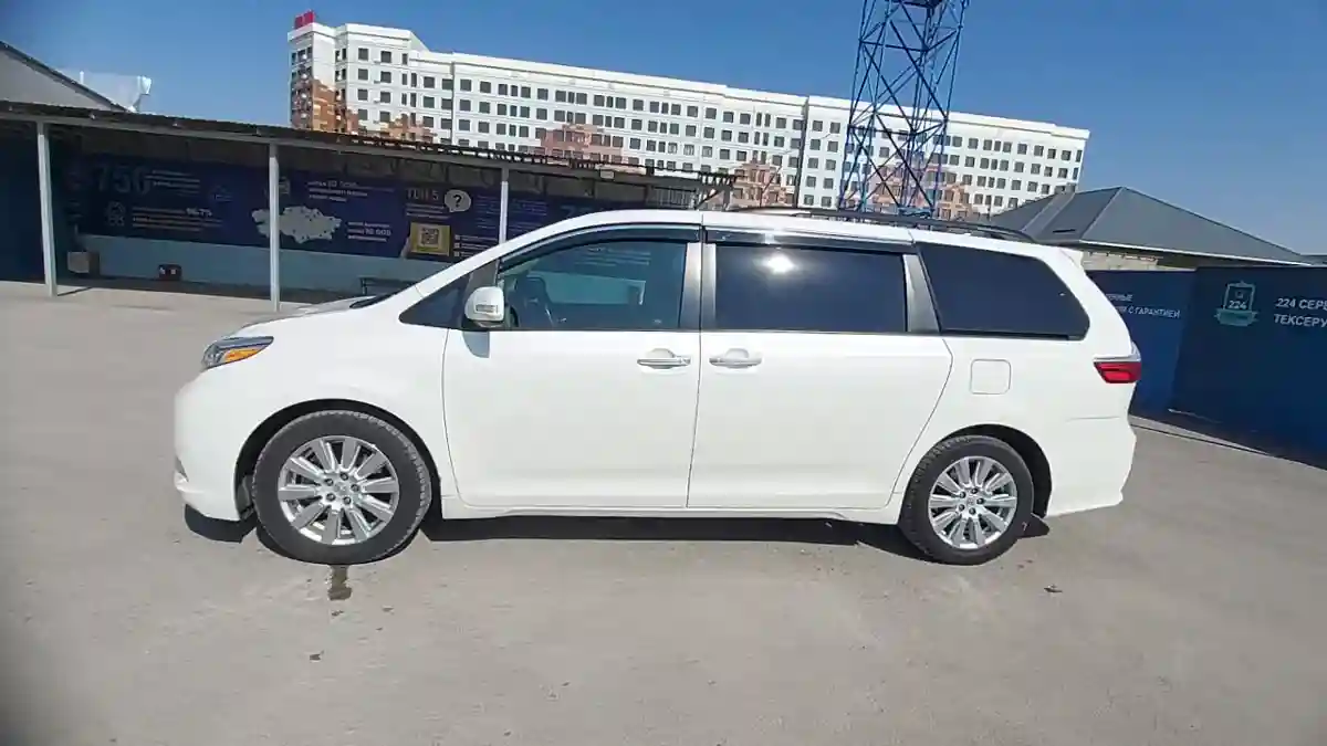 Toyota Sienna 2017 года за 17 000 000 тг. в Шымкент