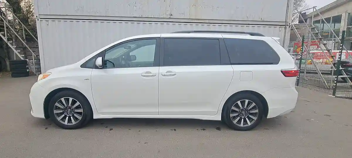 Toyota Sienna 2018 года за 14 300 000 тг. в Алматы