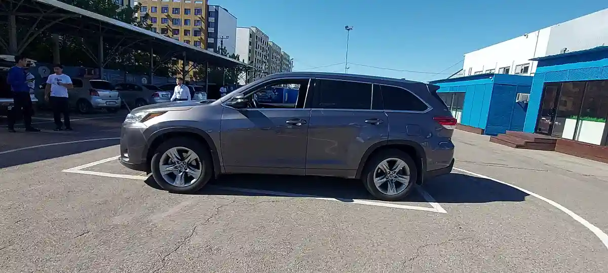 Toyota Highlander 2019 года за 17 000 000 тг. в Алматы