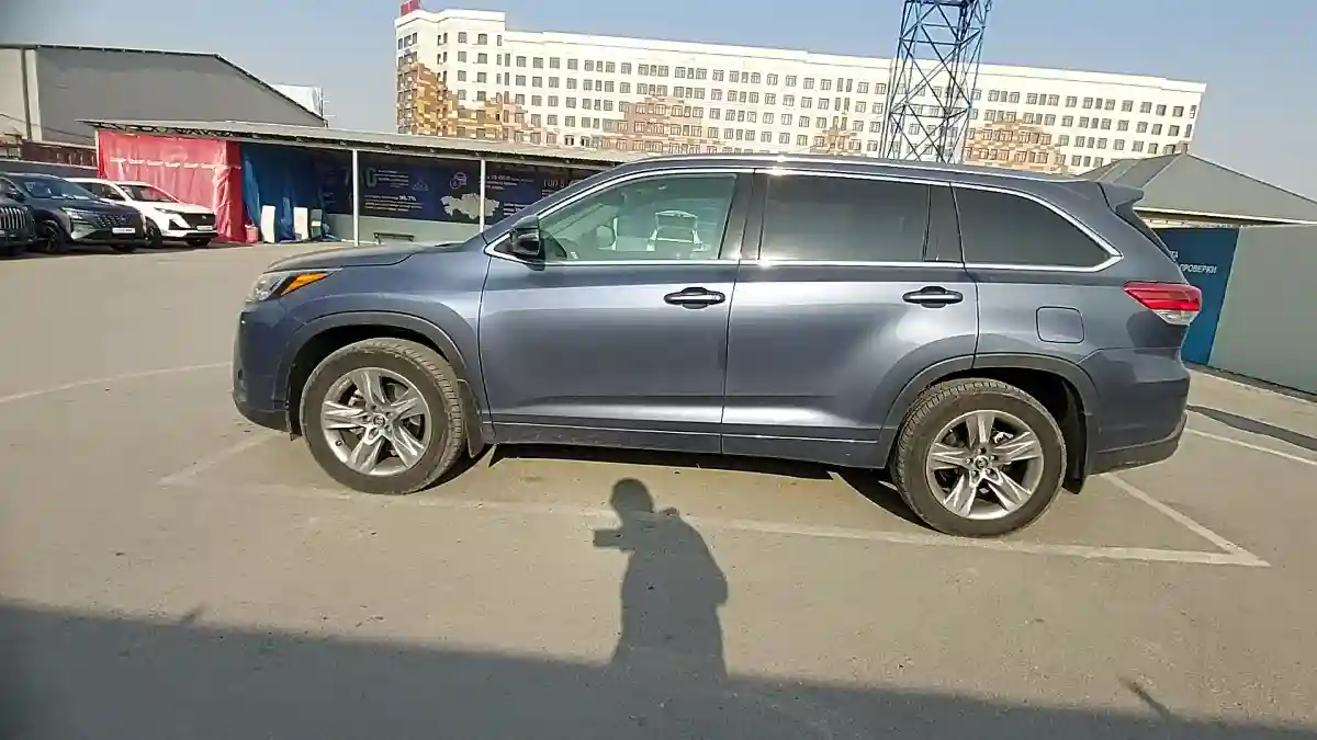 Toyota Highlander 2018 года за 17 990 000 тг. в Шымкент