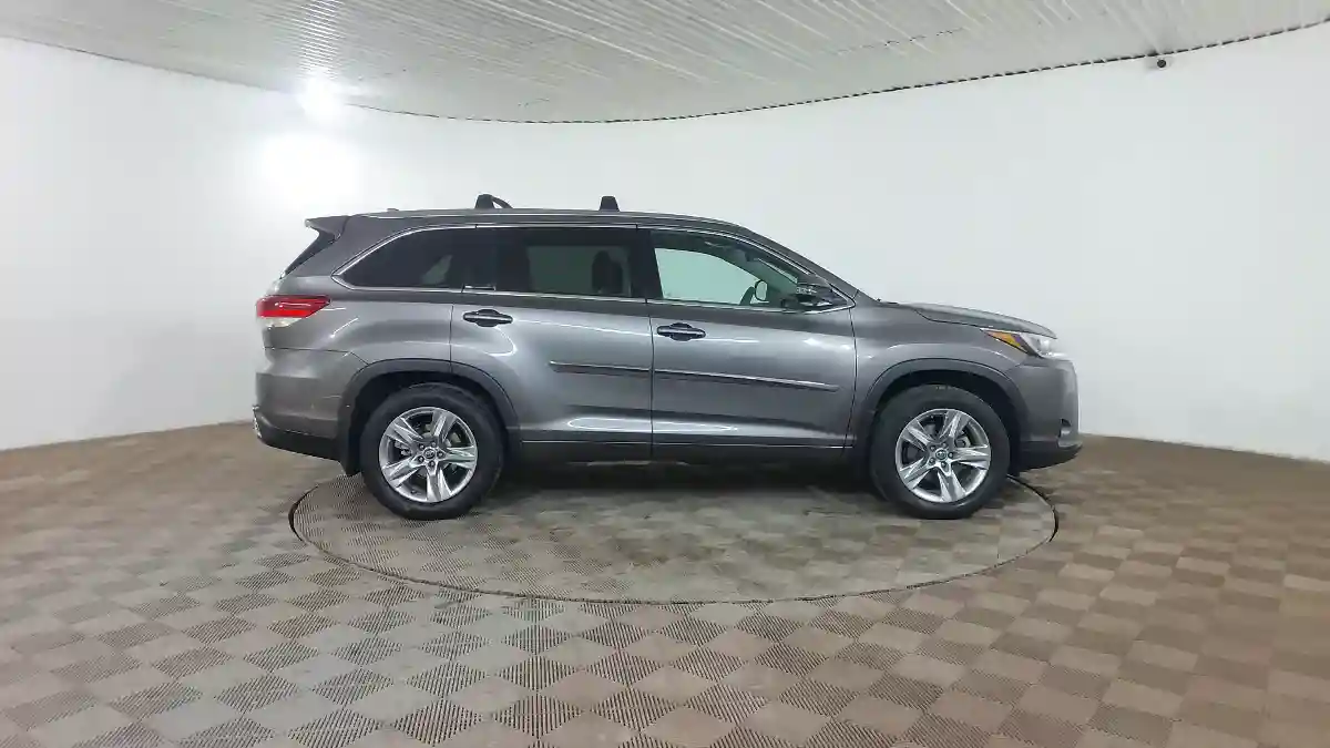 Toyota Highlander 2017 года за 18 000 000 тг. в Шымкент