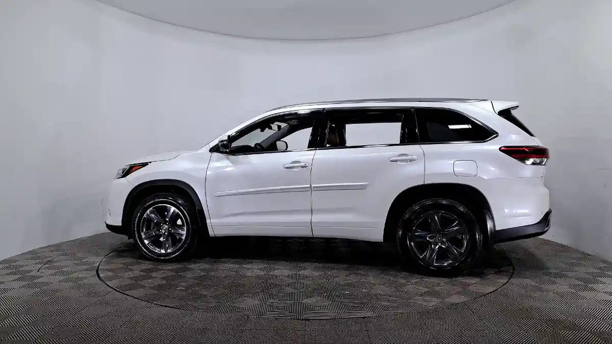 Toyota Highlander 2017 года за 16 990 000 тг. в Астана