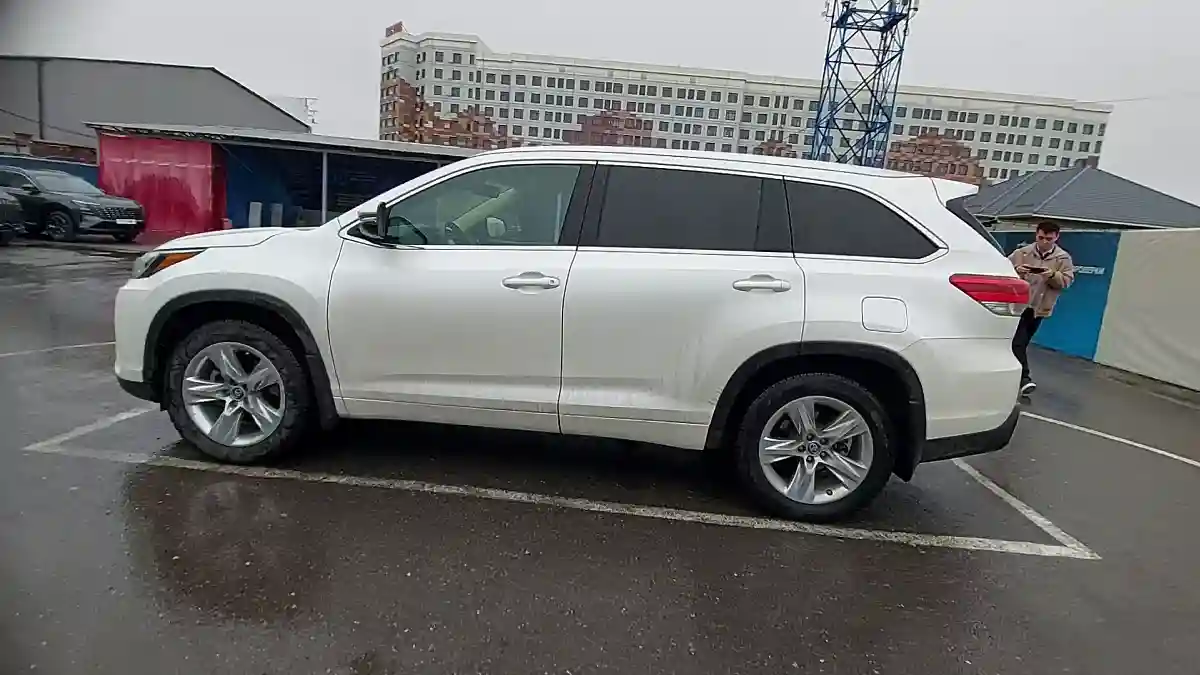 Toyota Highlander 2017 года за 18 000 000 тг. в Шымкент