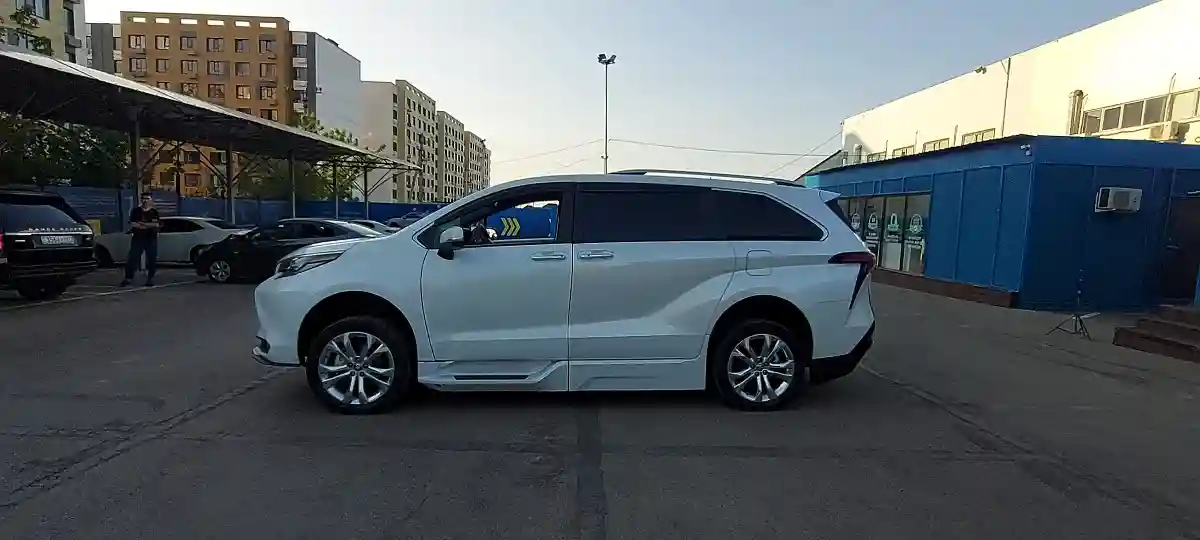 Toyota Sienna 2023 года за 25 000 000 тг. в Алматы