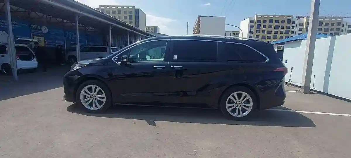 Toyota Sienna 2021 года за 25 000 000 тг. в Алматы