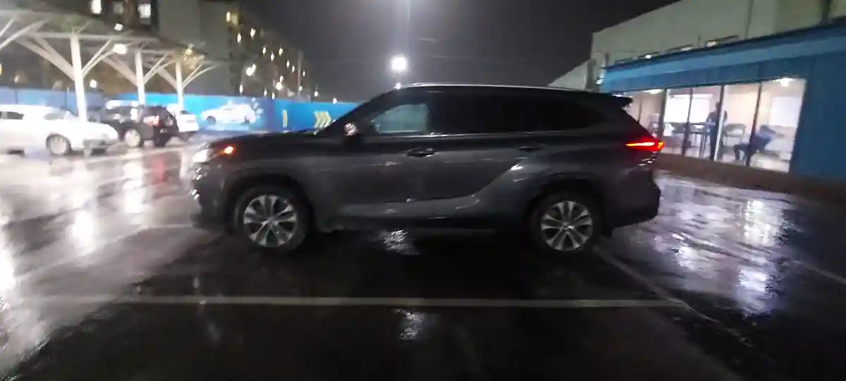 Toyota Highlander 2021 года за 25 000 000 тг. в Алматы