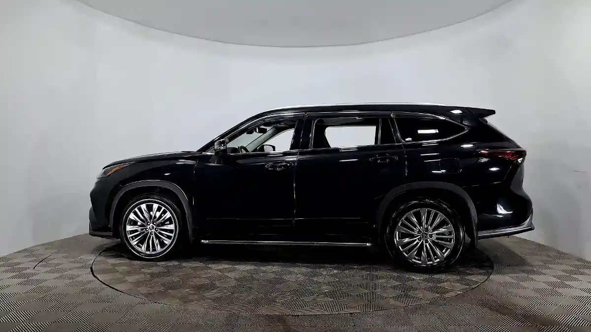 Toyota Highlander 2021 года за 19 590 000 тг. в Астана