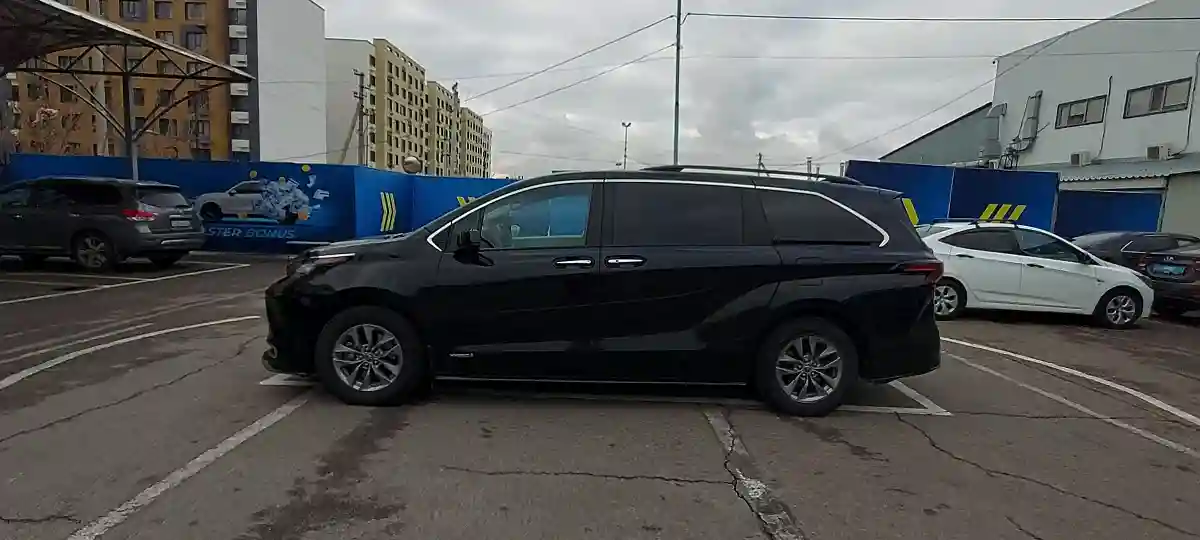 Toyota Sienna 2021 года за 22 500 000 тг. в Алматы