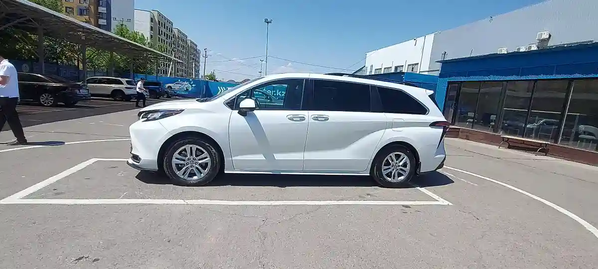 Toyota Sienna 2022 года за 17 000 000 тг. в Алматы