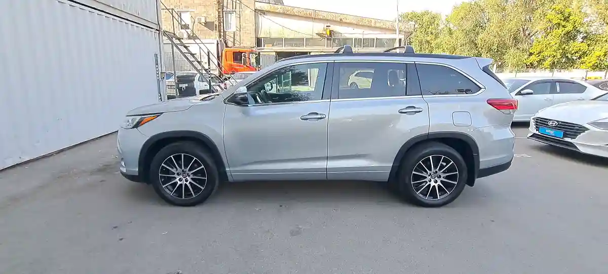 Toyota Highlander 2018 года за 16 990 000 тг. в Алматы