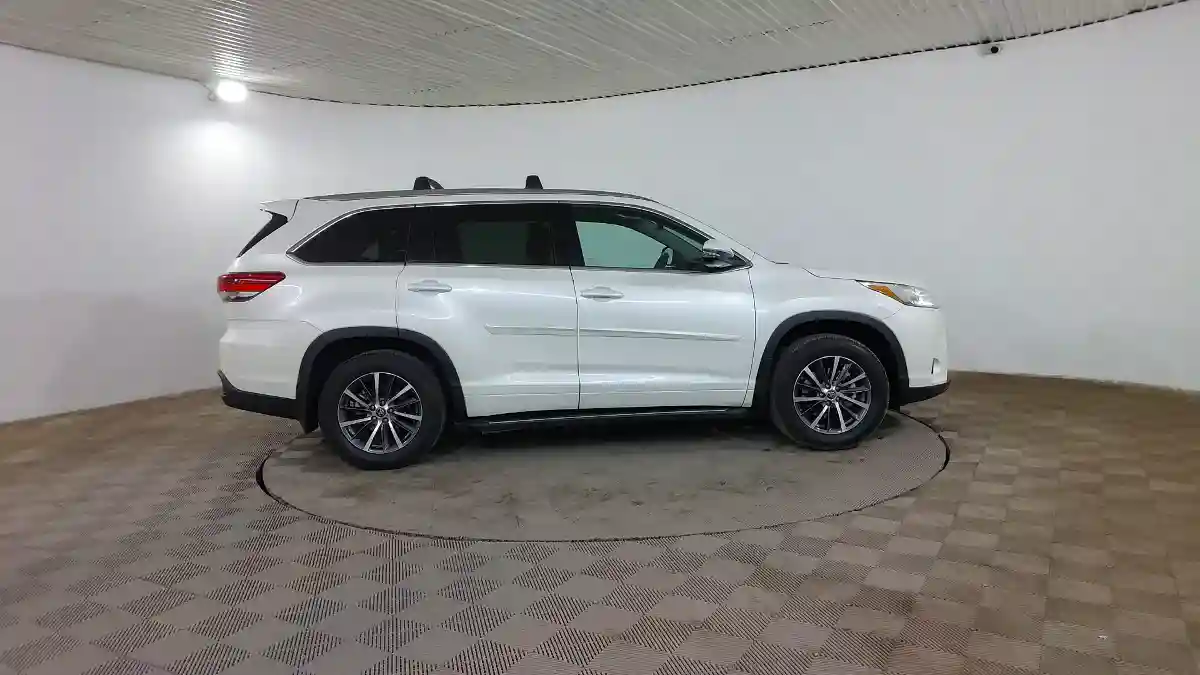Toyota Highlander 2017 года за 16 990 000 тг. в Шымкент