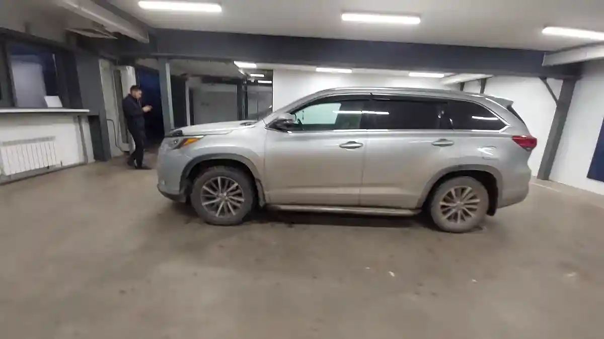 Toyota Highlander 2017 года за 17 200 000 тг. в Астана