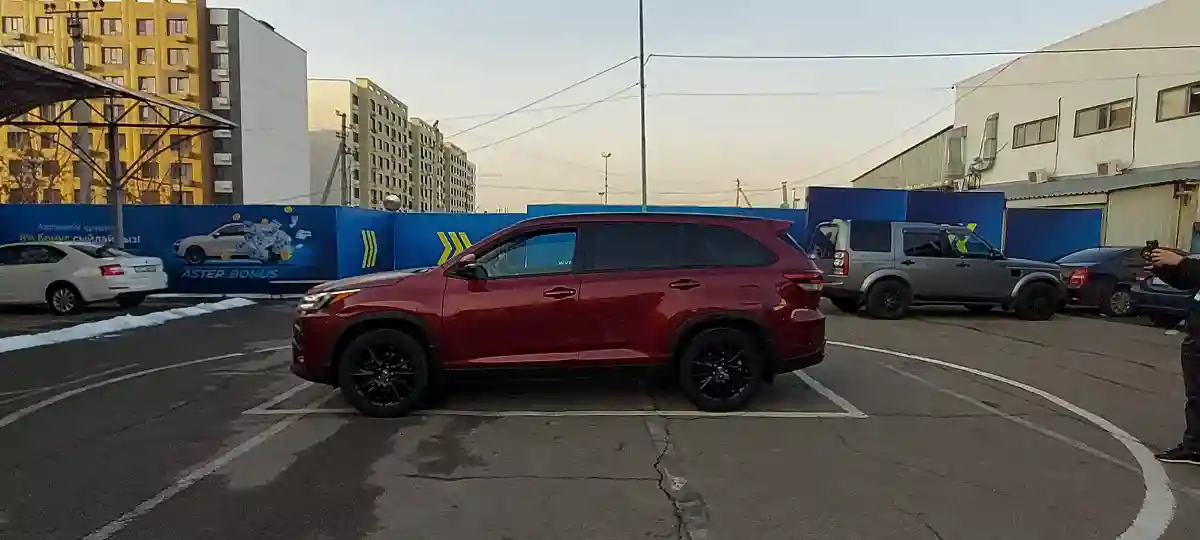 Toyota Highlander 2019 года за 17 800 000 тг. в Алматы