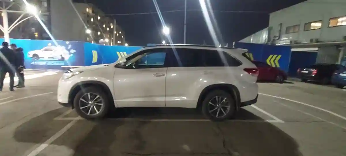 Toyota Highlander 2017 года за 17 500 000 тг. в Алматы