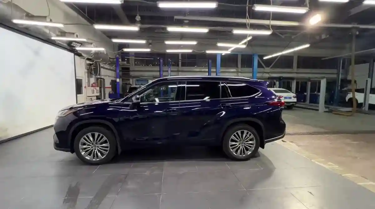 Toyota Highlander 2023 года за 31 250 000 тг. в Астана