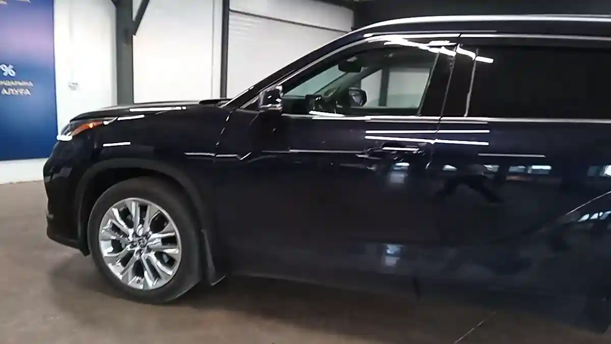 Toyota Highlander 2023 года за 27 000 000 тг. в Астана