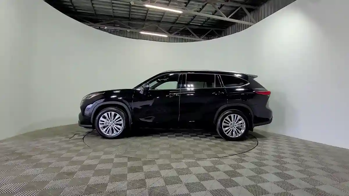 Toyota Highlander 2023 года за 39 176 000 тг. в Алматы