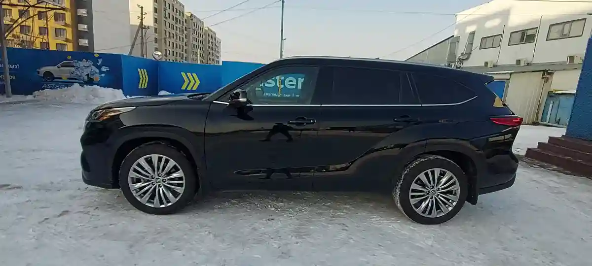 Toyota Highlander 2023 года за 28 000 000 тг. в Алматы