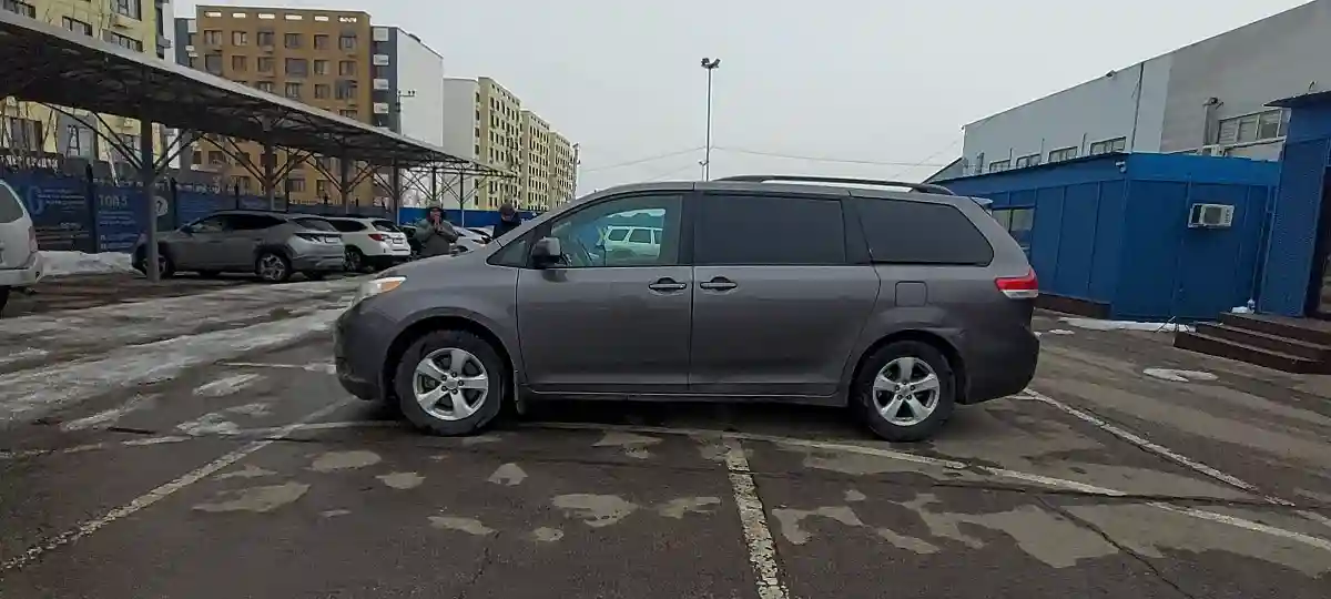 Toyota Sienna 2015 года за 13 500 000 тг. в Алматы