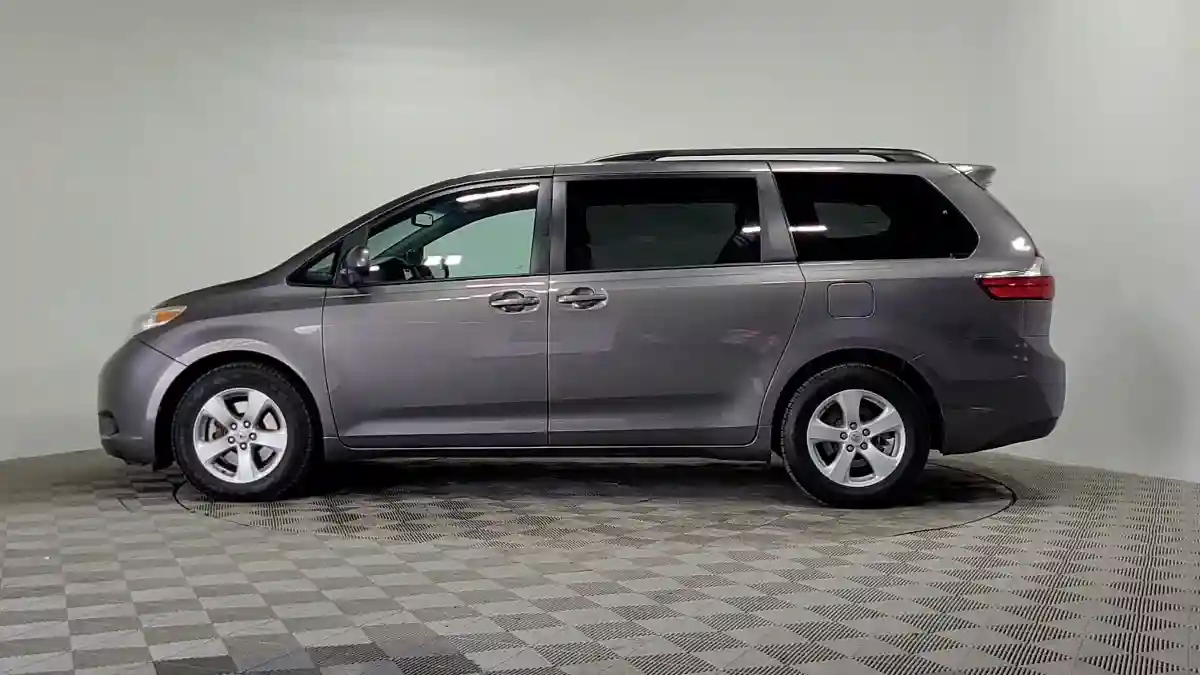 Toyota Sienna 2017 года за 14 000 000 тг. в Алматы