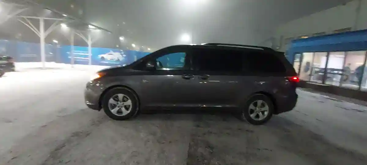 Toyota Sienna 2017 года за 14 000 000 тг. в Алматы