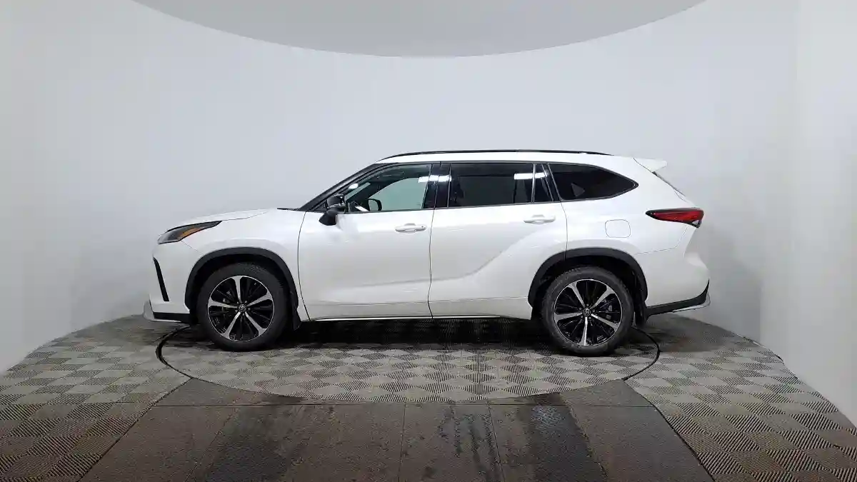 Toyota Highlander 2021 года за 25 500 000 тг. в Астана