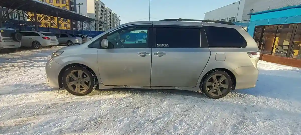 Toyota Sienna 2015 года за 15 800 000 тг. в Алматы