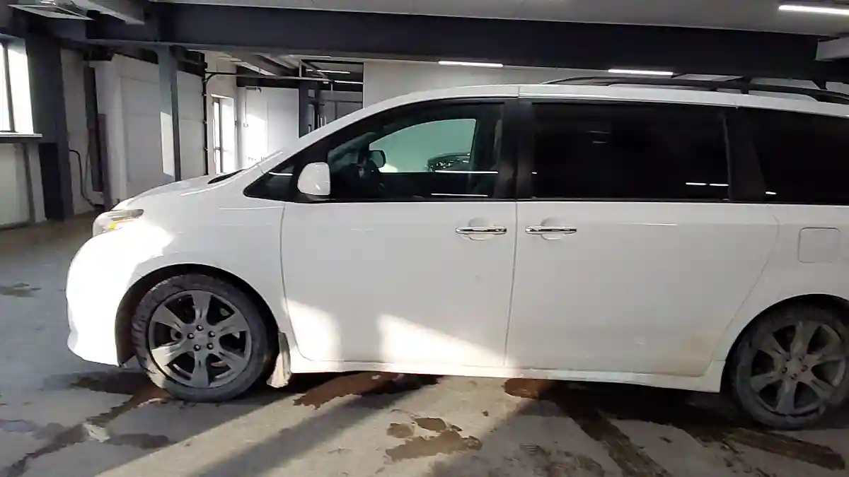Toyota Sienna 2018 года за 14 500 000 тг. в Астана