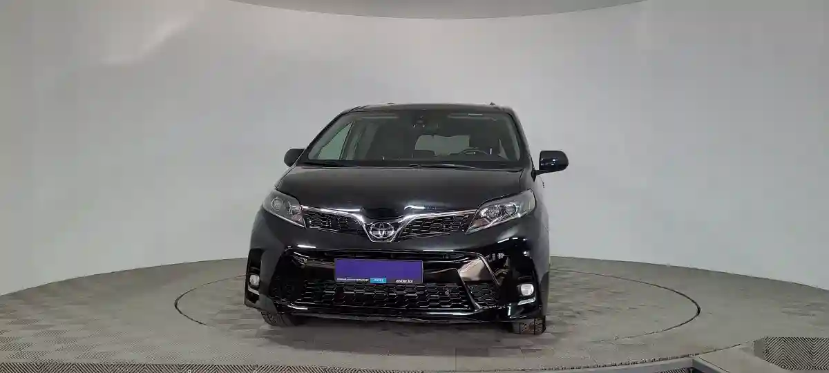 Toyota Sienna 2018 года за 14 250 000 тг. в Караганда