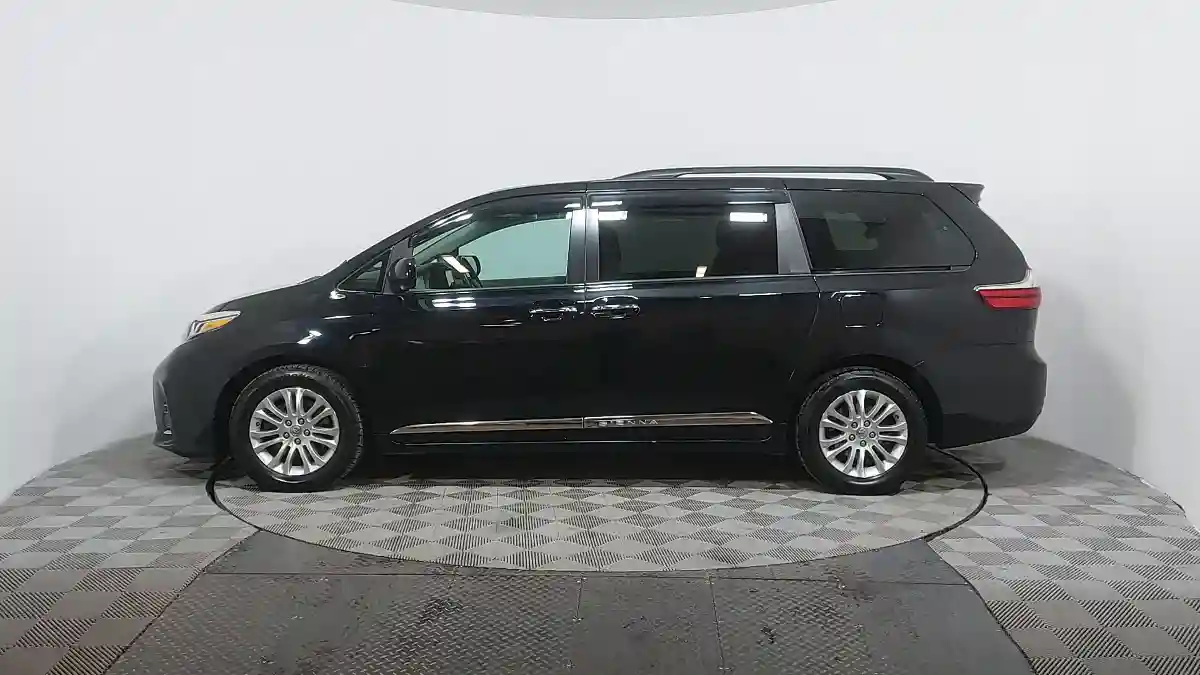 Toyota Sienna 2016 года за 13 590 000 тг. в Астана