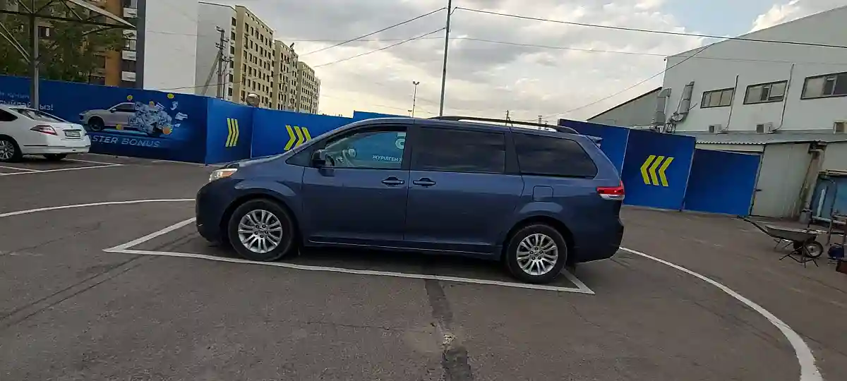 Toyota Sienna 2013 года за 13 000 000 тг. в Алматы