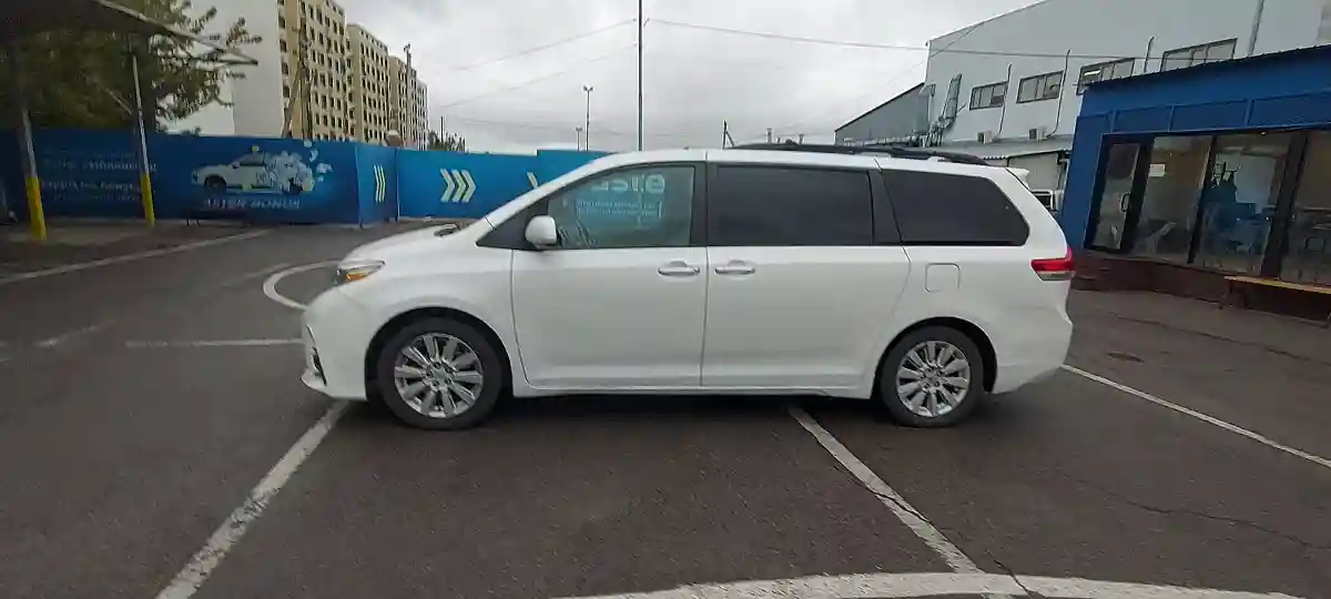 Toyota Sienna 2012 года за 12 500 000 тг. в Алматы