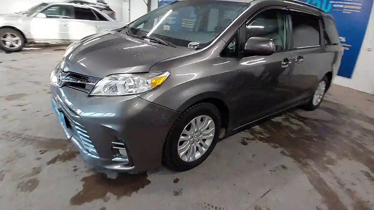 Toyota Sienna 2017 года за 15 000 000 тг. в Астана