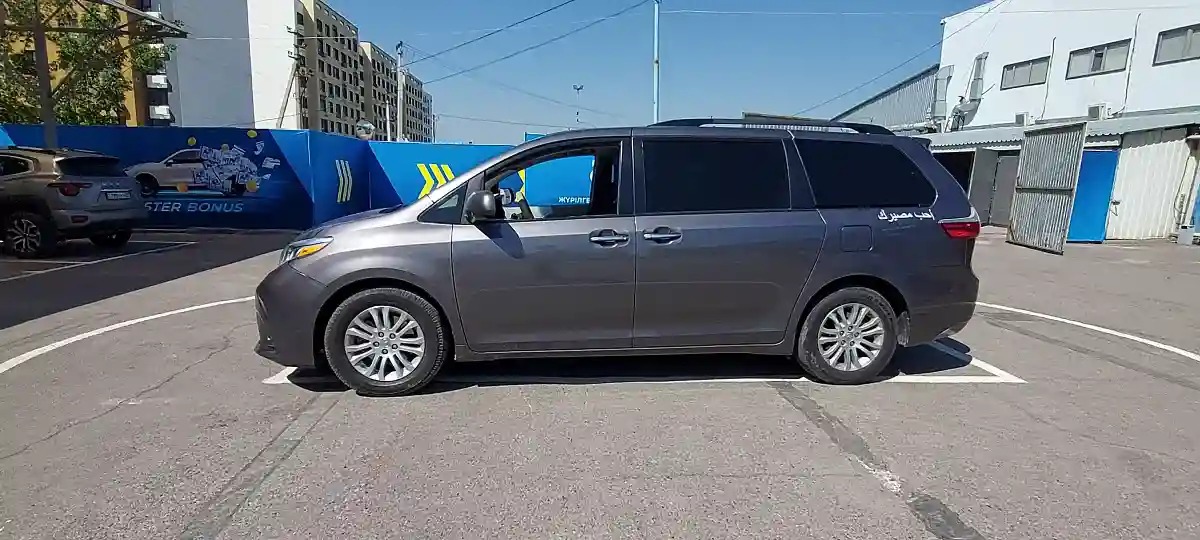 Toyota Sienna 2017 года за 14 500 000 тг. в Алматы