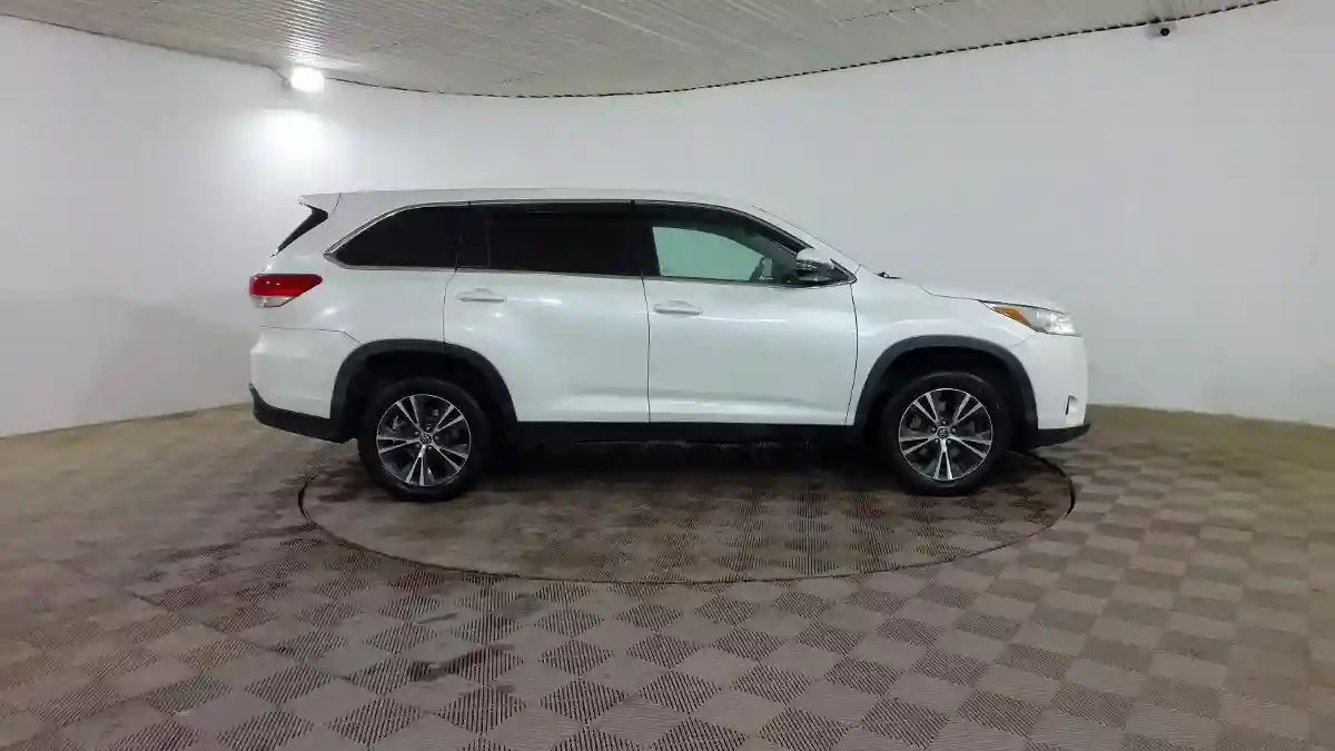 Toyota Highlander 2018 года за 13 990 000 тг. в Шымкент