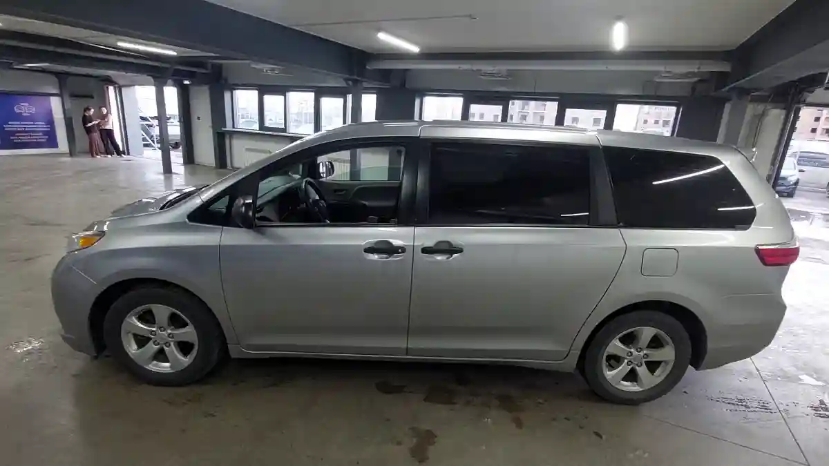 Toyota Sienna 2017 года за 14 500 000 тг. в Астана