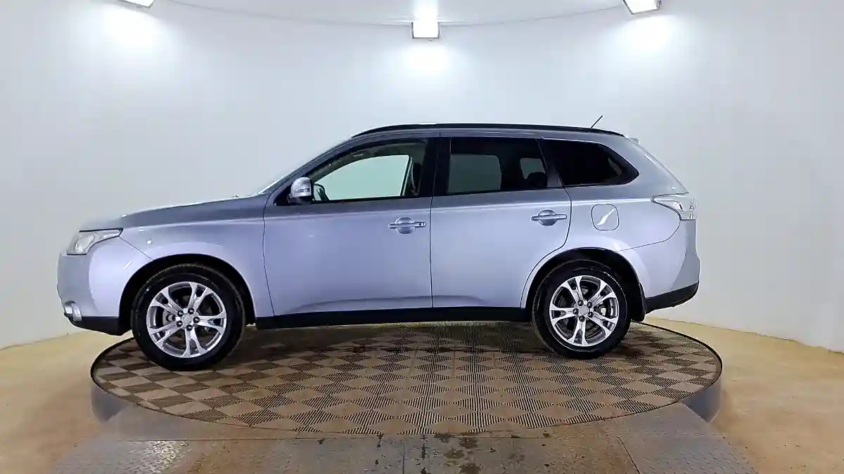 Mitsubishi Outlander 2013 года за 8 989 000 тг. в Актобе
